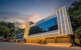 Fabhotel Veera Residency - Nr Airport